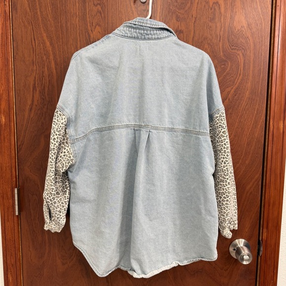 POL Denim Button Down Shirt Jacket Leopard‎ Print Sleeves Size Small - Picture 2 of 7